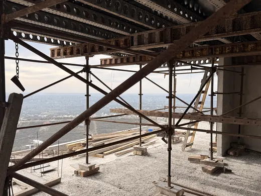 Torres del sistema EFCO con diagonales de arriostramiento bajo la losa