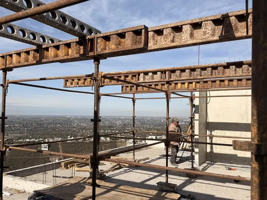 Encofrado EFCO armado en una terraza en altura, con vigas sobre puntales