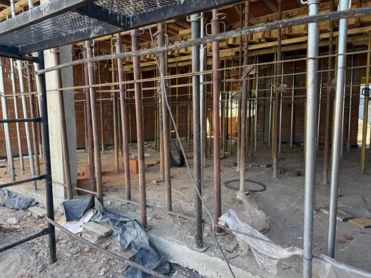 Puntales galvanizados sosteniendo una losa en planta baja