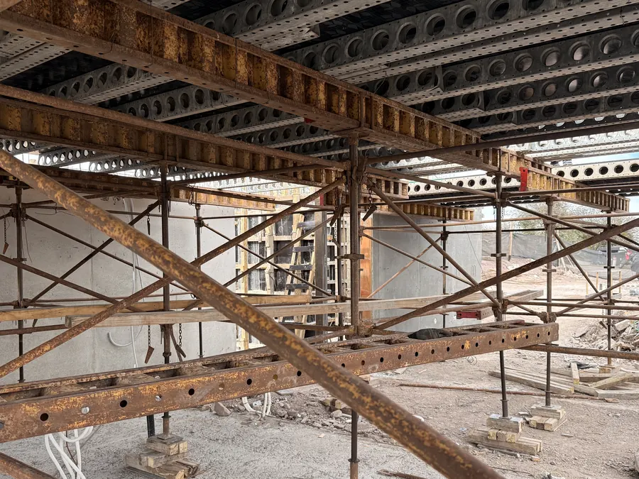 Sistema de encofrado EFCO armado bajo una losa, con vigas E-Beam perforadas sobre torres y diagonales