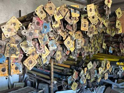 Puntales con cabezal amarillo acopiados en el depósito