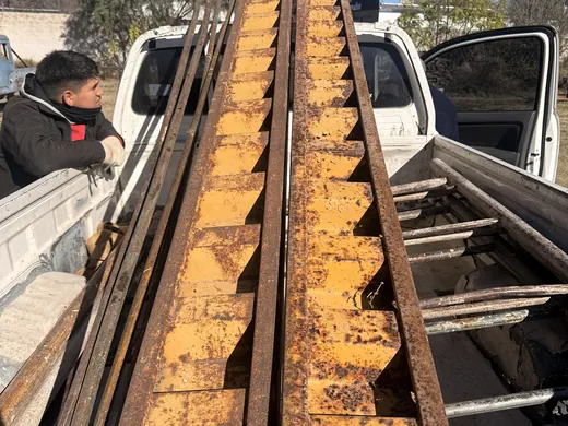 Vigas de encofrado cargadas para el traslado a una obra